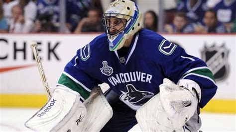 Roberto Luongo to be inducted into Canucks Ring of Honour next season | CBC Sports