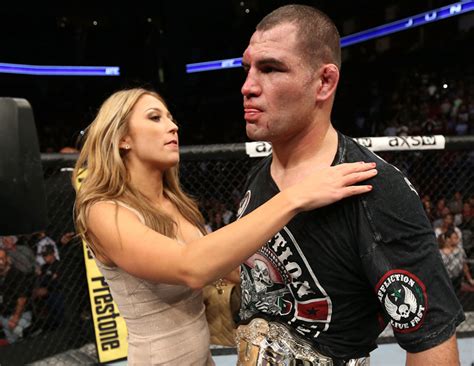 UFC’s Cain Velasquez expects to be out a year with injury - Yahoo Sports