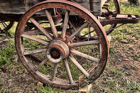 Weathered Coverd Wagon Wheel Photograph by Linda Phelps - Pixels