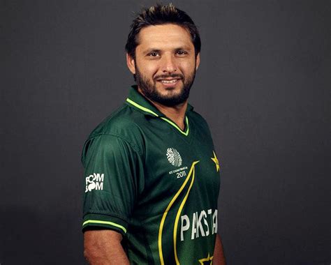 Sports Highlights: Pakistani Cricket Team biography & wallpaper