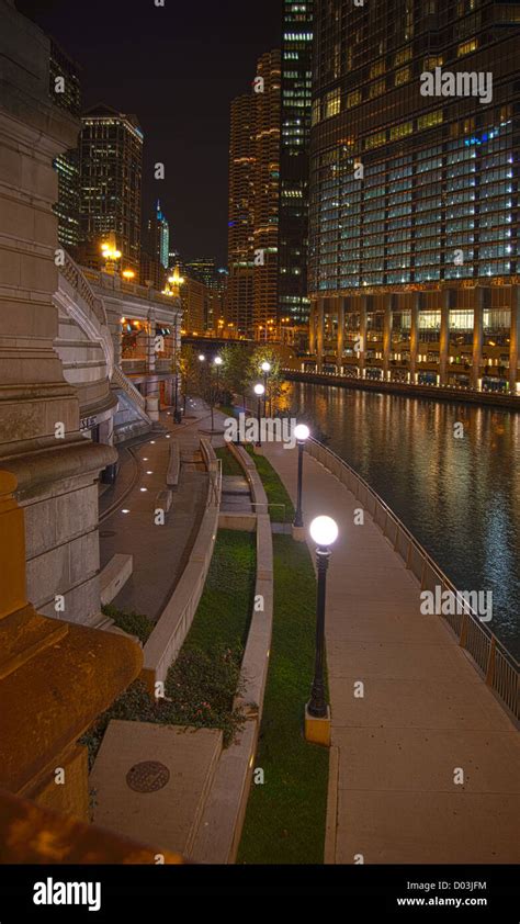 Chicago the loop night hi-res stock photography and images - Alamy