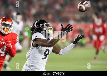 November 11, 2023: Cincinnati Bearcats tight end Payten Singletary (88) makes a catch during a ...