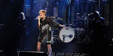 Miley Cyrus' 'SNL' Performance Features 'Wrecking Ball' And 'We Can't Stop' | HuffPost