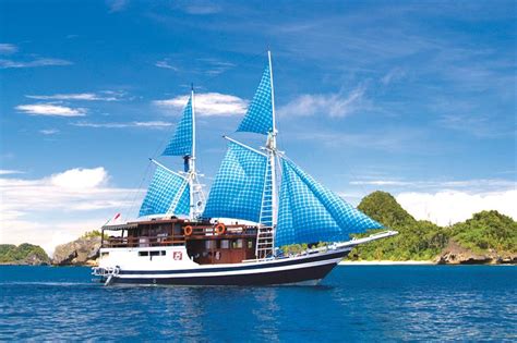 MV Putri Papua Indonesia Raja Ampat Liveaboard Diving Review | Scuba Diving Earth