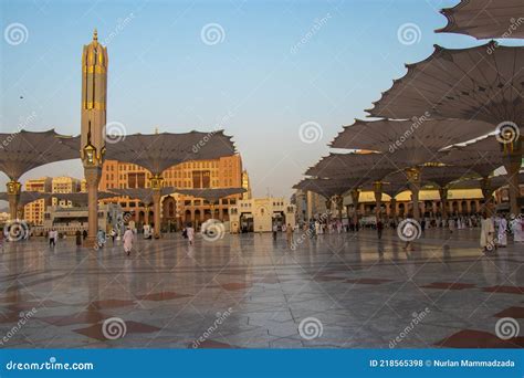 Madinah Al Munawwarah. Exterior View of Nabawi Mosque. Muslim Pilgrims ...