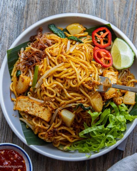 How to Make a Flavorful Vegan Mee Goreng Mamak - WoonHeng