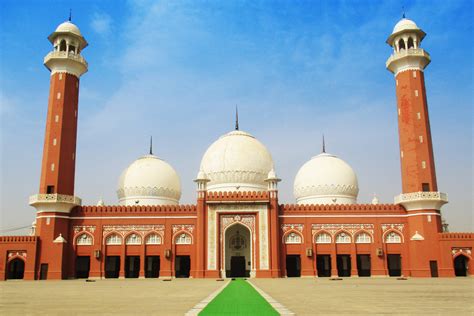 Central_Mosque_(Markai_Jamia_Masjid),_Wah_Cantt - Trekking in Pakistan