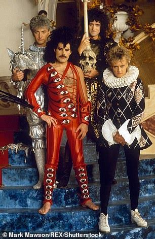 Rare photo of rock band Queen in their every day apparel. 1981. : r/pics