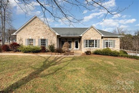 Hickory, NC Real Estate & Homes for Sale | realtor.com®