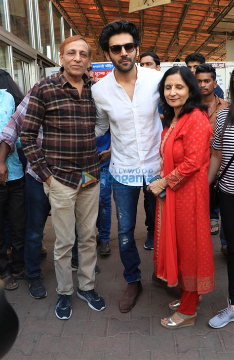 Kartik Aaryan and family snapped at Siddhivinayak Temple (2) | Kartik Aaryan Images - Bollywood ...