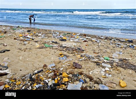 Garbage litters the beach in Cap Haitien, Haiti Stock Photo - Alamy