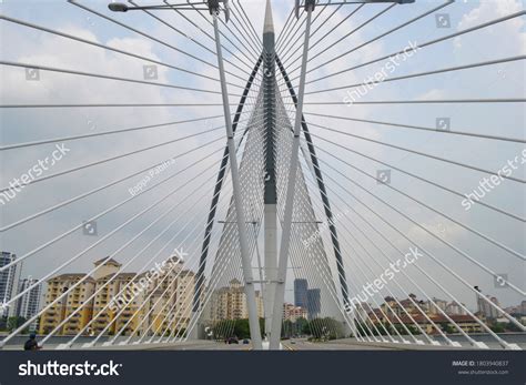 Putra Bridge Main Bridge Putrajaya Malaysia Stock Photo 1803940837 | Shutterstock