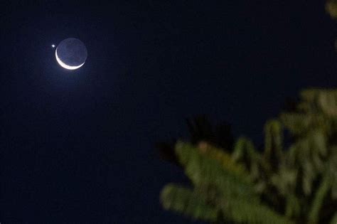 Planet of love Venus sidles up to glowing crescent moon in Singapore ...