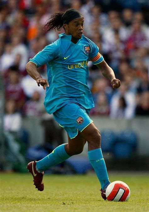 EDINBURGH, UNITED KINGDOM - JULY 28: Ronaldinho of Barcelona in action ...