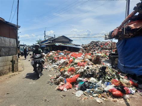 2 Hari Tak Diangkut Petugas, Tumpukan Sampah di Pasar Kemiri Muka Keluarkan Bau Busuk - JPNN.com ...