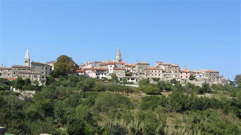 Buje, Croatia | Whole town from below | Stephen Colebourne | Flickr