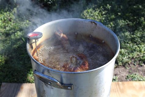 7 safety tips for deep-frying a turkey for Thanksgiving | InsuranceHub