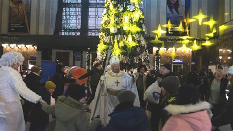 Ukraine: Dark Christmas in Kyiv, Putin's war shifts traditions - News ...