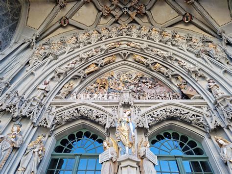 Bern Cathedral entrance | CheckinAway