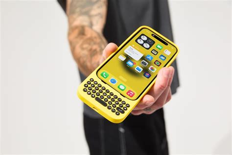 Clicks keyboard case makes iPhones more like Blackberries