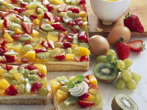 Trifle Fruit Pudding Cake Recipe | EatSmarter