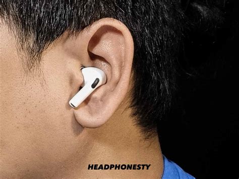 5 Simple Tips To Keep AirPods From Falling Out - Headphonesty