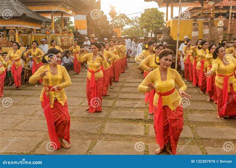 Beautiful Indonesian People Group in Colorful Sarongs - Traditional ...