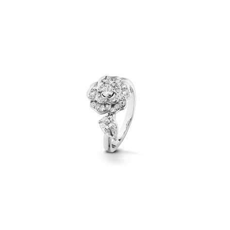 Camélia ring - Camélia Précieux ring in 18K white gold and diamonds with center diamonds ...