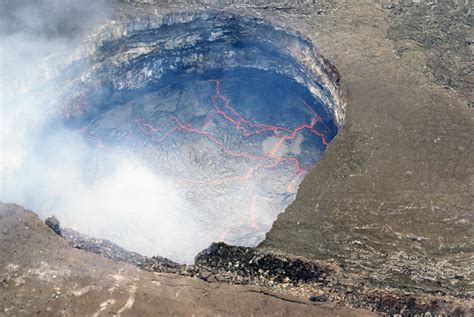 Lava flows on Hawaii's Big Island - CBS News