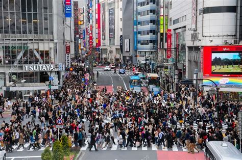 Mucha gente cruzando el paso de peatones en Shinjuku 2023