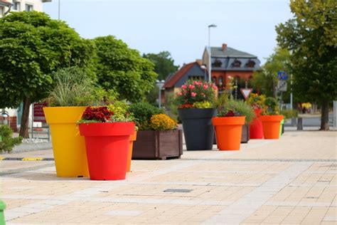 Fight the grayness. Colorful and mobile urban pots XXL - Greenspired ...