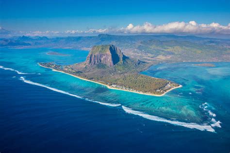 Stunning underwater waterfall in Mauritius is actually one of nature’s ...