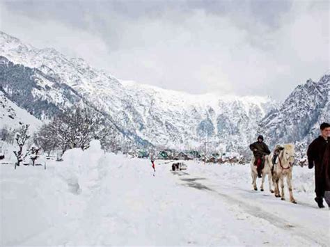 J&K: Sonmarg valley receives fresh snowfall, a feast for tourist eyes ...