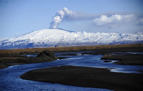 Öræfajökull: Iceland's biggest volcano waking up after centuries raising fears of possible eruption