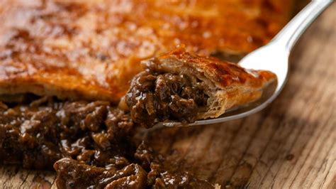 Minced beef and onion pie