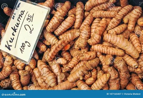 Fresh Turmeric, Kunyit, Kunir, or Kurkuma for Sale on Open Street City ...