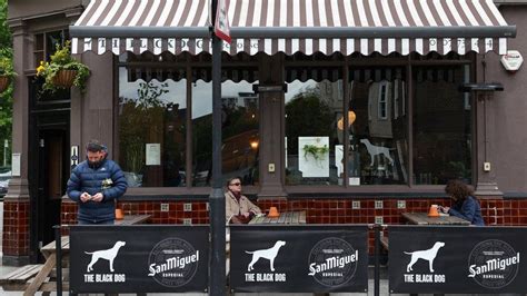 Taylor Swift fans 'overwhelming' London pub The Black Dog - BBC News