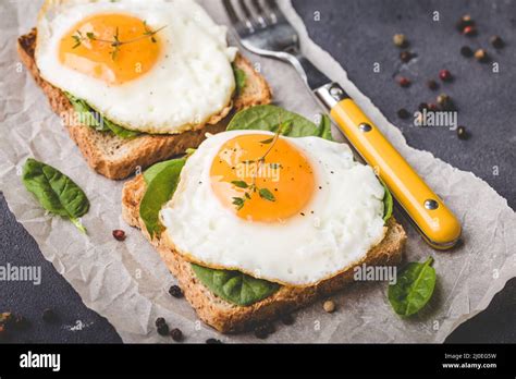 Healthy fried egg sandwich Stock Photo - Alamy