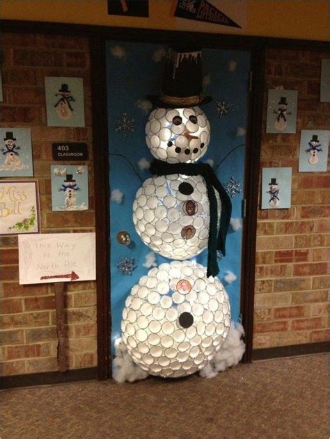 Totally Inspiring Winter Door Decoration Ideas 44 | Christmas door ...