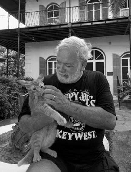 Hemingway with one of his six toed cats in Key West Ernest Hemingway, Hemingway Cats, Crazy Cat ...