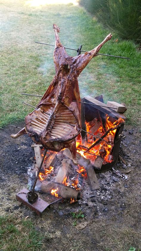 Patagonian lamb roast, on the cross. Asado de cordero patagónico, a la ...