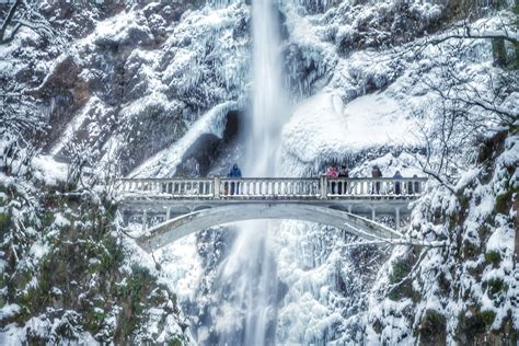 Visit Multnomah Falls this winter – Around Portland Tours