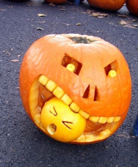 Hahahah look at the little one's eyes! | Scary halloween pumpkins, Halloween pumpkins, Pumpkin ...