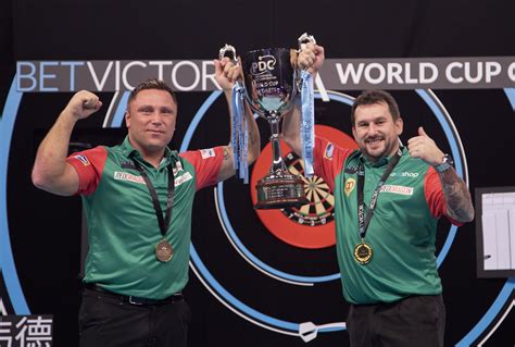 Wales maakt favorietenrol waar en wint voor eerste keer World Cup of Darts - Dartsflits