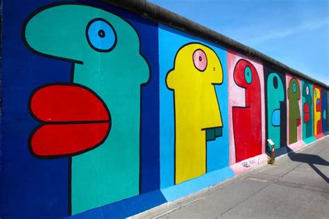 10 Iconic Murals On The Berlin Wall | Murales, Murale, Berlino germania