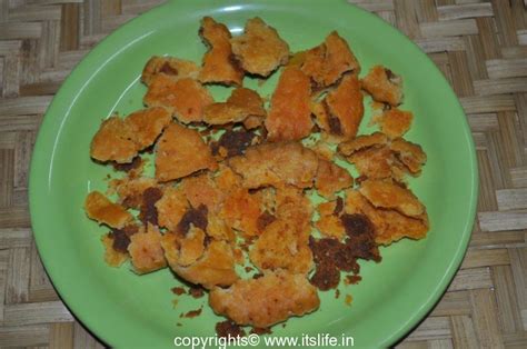 Mathri Chaat - Matri Chat Recipe - Fritters with spiced yoghurt ...