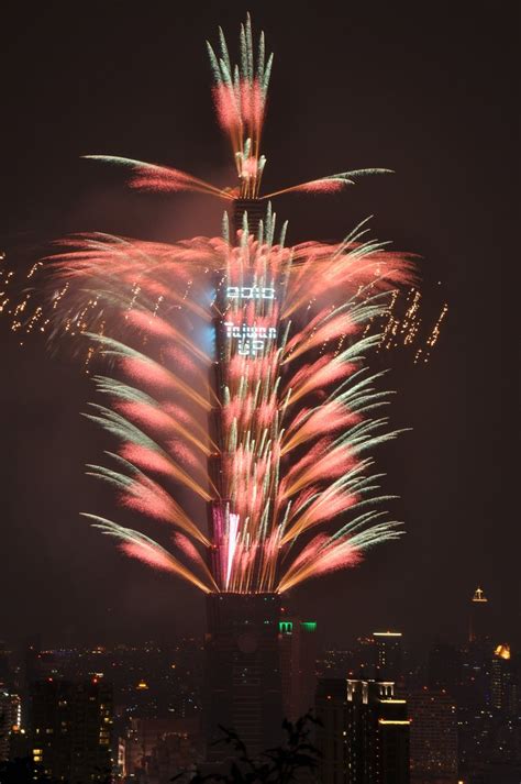 Taipei 101 fireworks for NY 2010 | SkyscraperCity Forum