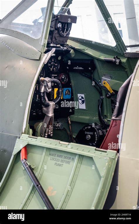 Spitfire cockpit hi-res stock photography and images - Alamy