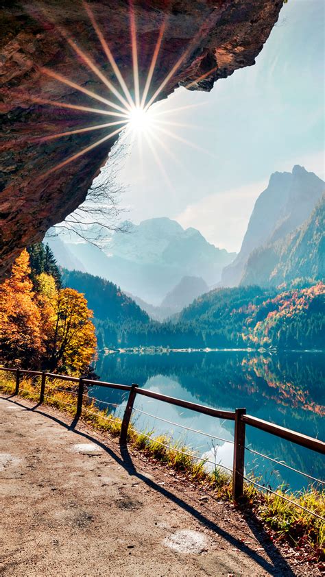 Sunny autumn scene of Vorderer (Gosausee) lake, morning view of ...