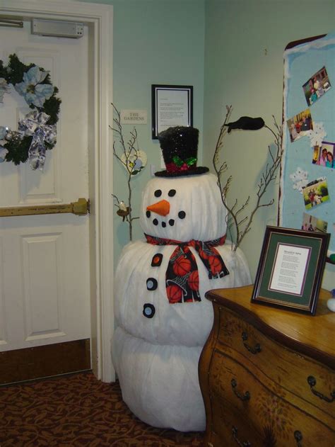 This large snowman is made from chicken wire and batting | Christmas ...